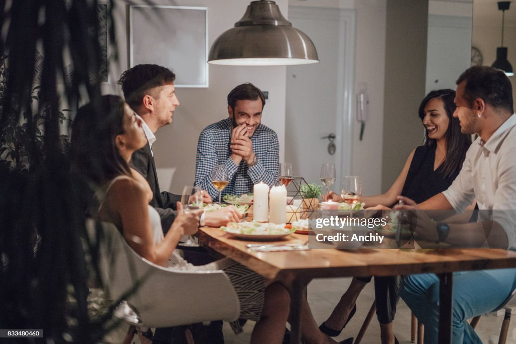 Gruppe von Menschen lachen, einen lustigen Witz, dass man davon erzählt