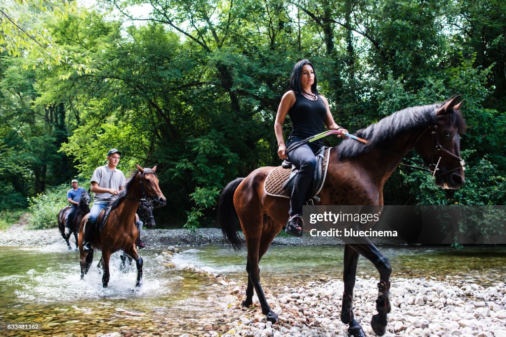 Persone a cavallo insieme