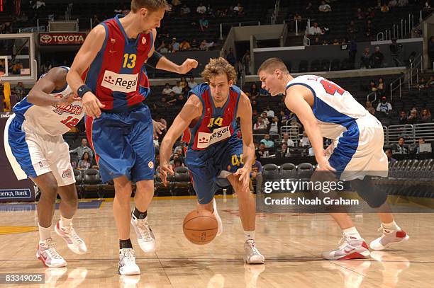 Roger Grimau Gragera of Regal FC Barcelona gets through the defense of Al Thornton and Paul Davis of the Los Angeles Clippers at Staples Center on...