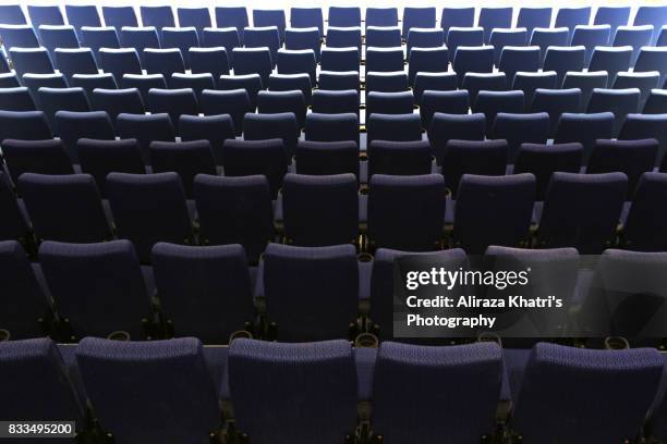 empty screening theater - filme cinematográfico imagens e fotografias de stock