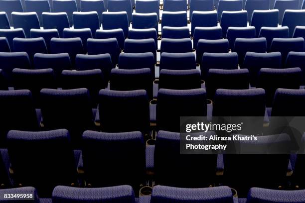 empty screening theater - filme cinematográfico imagens e fotografias de stock