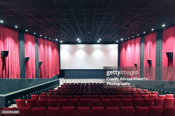 empty screening theater - filme cinematográfico imagens e fotografias de stock