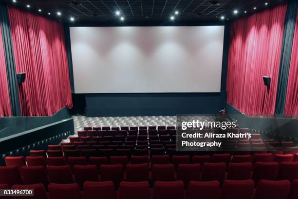 empty screening theater - cinemas arclight hollywood stock-fotos und bilder