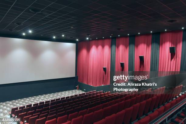 empty screening theater - filme cinematográfico imagens e fotografias de stock