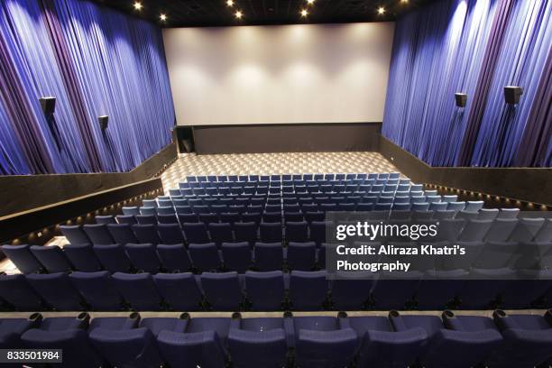 empty screening theater - filme cinematográfico imagens e fotografias de stock