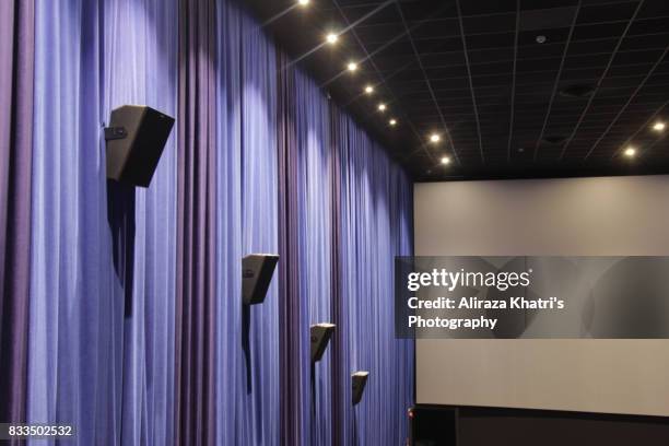 empty screening theater - filme cinematográfico imagens e fotografias de stock