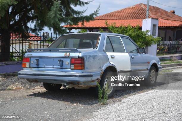 velho honda civic morrendo na rua - abandoned car - fotografias e filmes do acervo