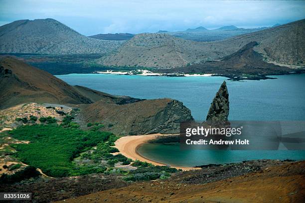 pinnacle rock, bartolome, galapagos islands - îles galapagos photos et images de collection