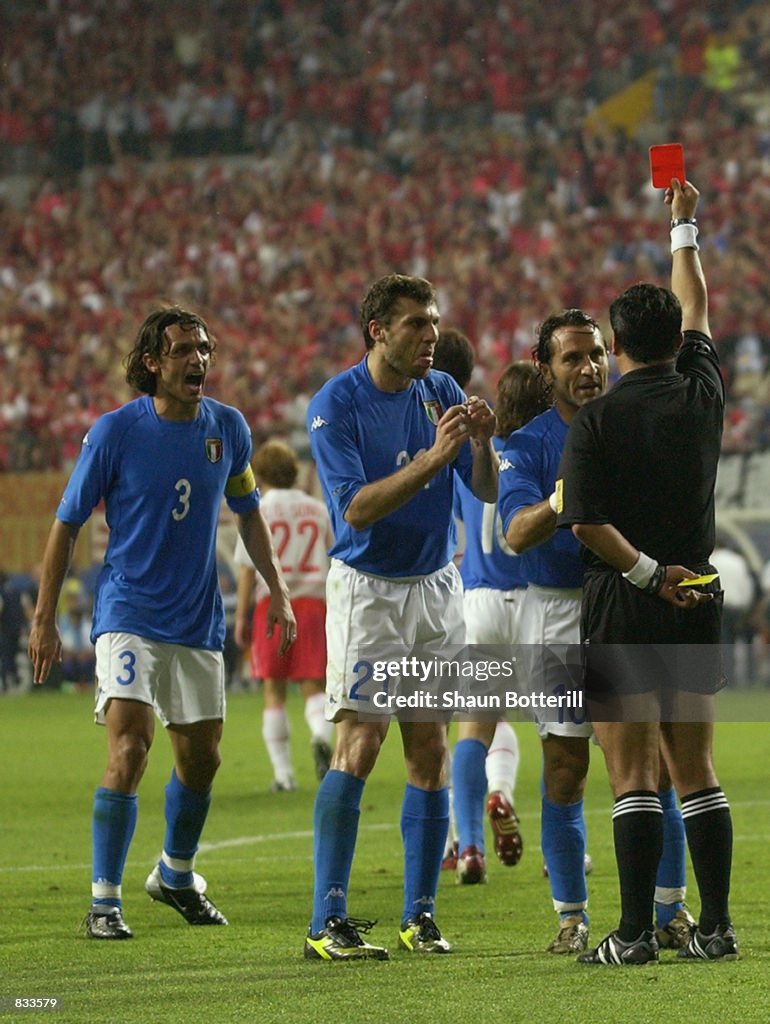 Italian players react to referee Byron Moreno of Ecuador decision to send off Francesco Totti of Italy