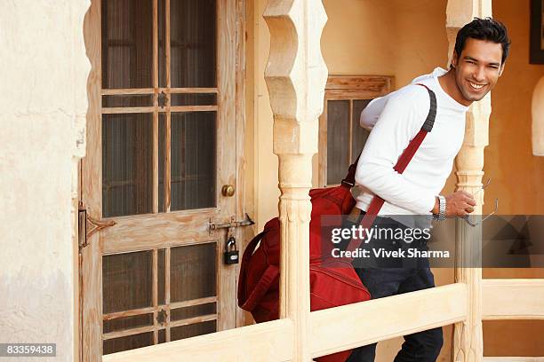 man with duffel bag - duffel tas stockfoto's en -beelden