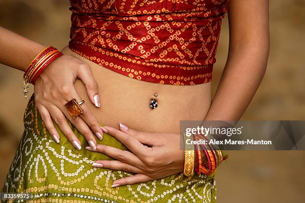 sexy woman in sari, belly piercing - belly ring imagens e fotografias de stock