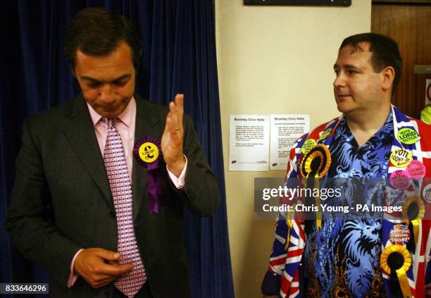 Candidate Nigel Farage chats with Monster Raving Loony supporter, Lord Toby Jug, duing the count.