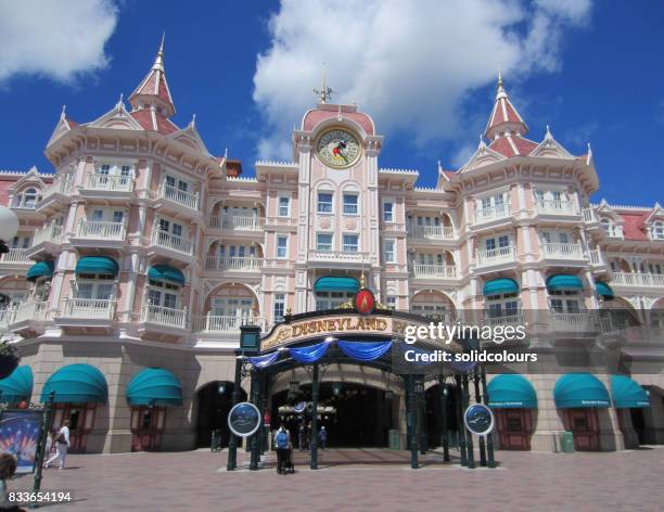 disneyland park-eingang - disneyland paris park stock-fotos und bilder