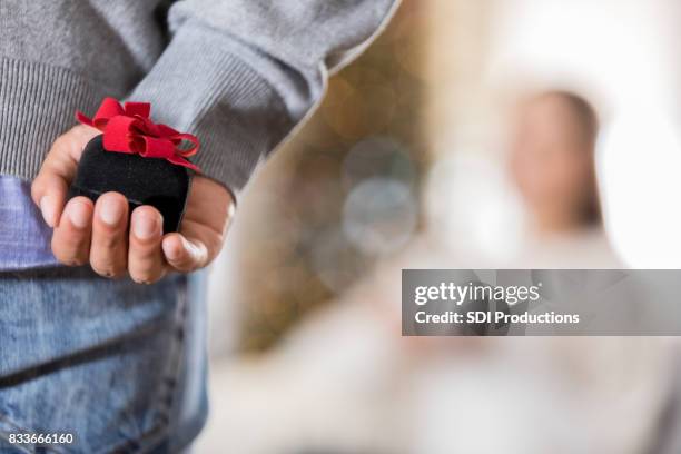 close-up van jonge man bezig met voorstellen - alliance of moms presents raising baby stockfoto's en -beelden