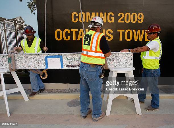 Caesars Palace workers prepare to raise the final beam of the the 23-story, 665-room Octavius Tower at Caesars during a news conference October 21,...