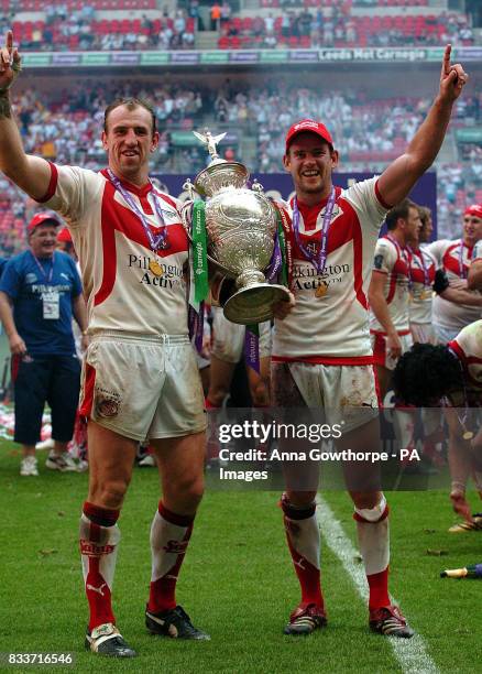St Helens' Nick Fozzard and Matt Gidley celebrate with the trophy following the Carnegie Challenge Cup Final at Wembley Stadium, London.