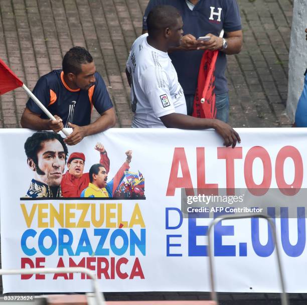 Demonstrators protest against the visit of US vice president Mike Pence, in Panama City on August 17, 2017. / AFP PHOTO / RODRIGO ARANGUA / The...