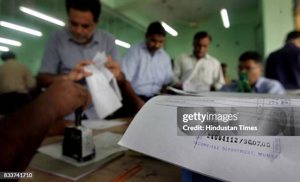 People Filing Income Tax Filing India Photos and Premium High Res Pictures - Getty Images