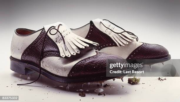 golf shoes with mud and dirt - sapatos sujos dentro de casa imagens e fotografias de stock