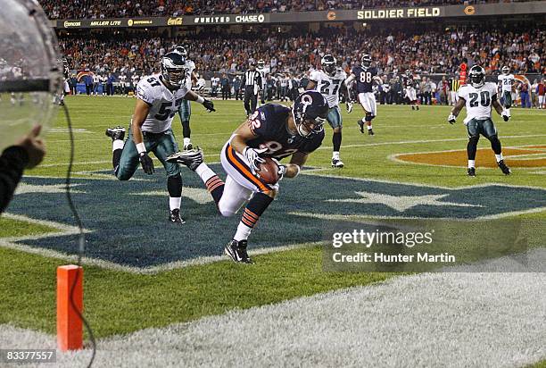 Tight end Greg Olsen of the Chicago Bears catches a touchdown pass during a game against the Philadelphia Eagles on September 28, 2008 at Soldier...