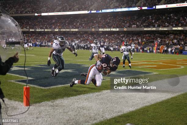 Tight end Greg Olsen of the Chicago Bears catches a touchdown pass during a game against the Philadelphia Eagles on September 28, 2008 at Soldier...