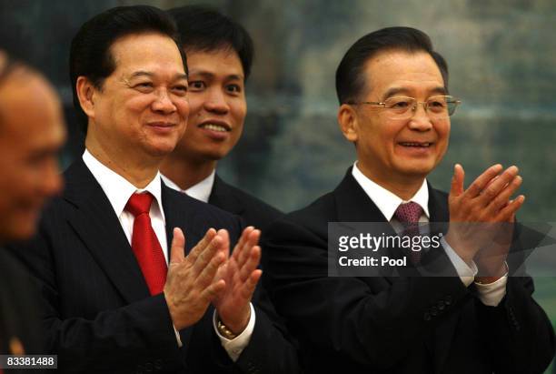 Vietnamese Prime Minister Nguyen Tan Dung , and Chinese President Hu Jintao applaud during a signing ceremony at the Great Hall of the People on...