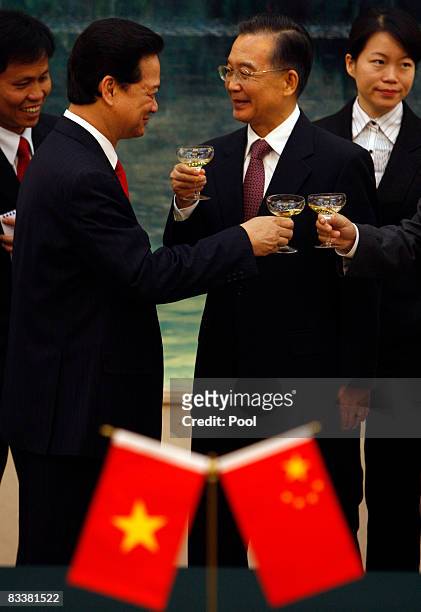 Vietnamese Prime Minister Nguyen Tan Dung , and Chinese President Hu Jintao make a toast during a signing ceremony at the Great Hall of the People on...