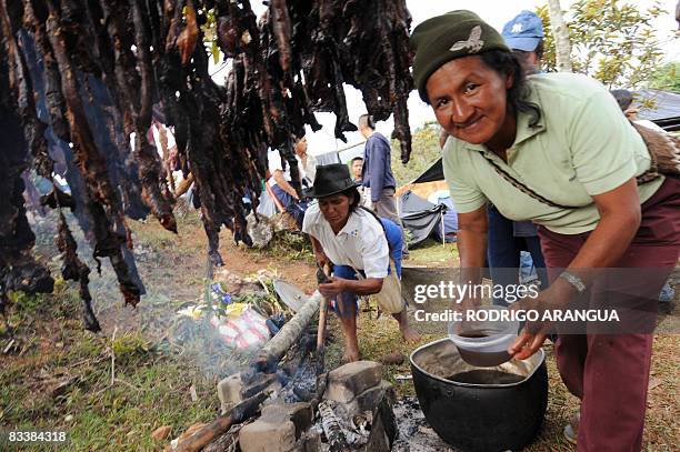 Two Colombian indigenous women cook on October 22, 2008 in Santander de Quilichao, in Valle del Cauca department, during a stop on their march to...
