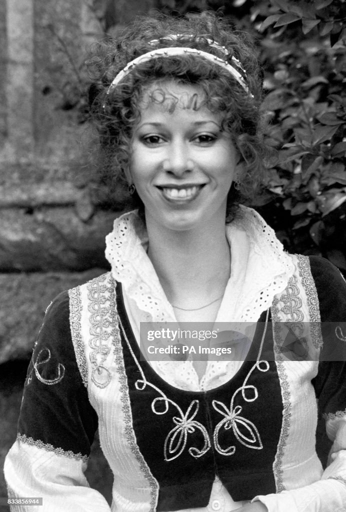 Theatre - Elizabeth Estensen