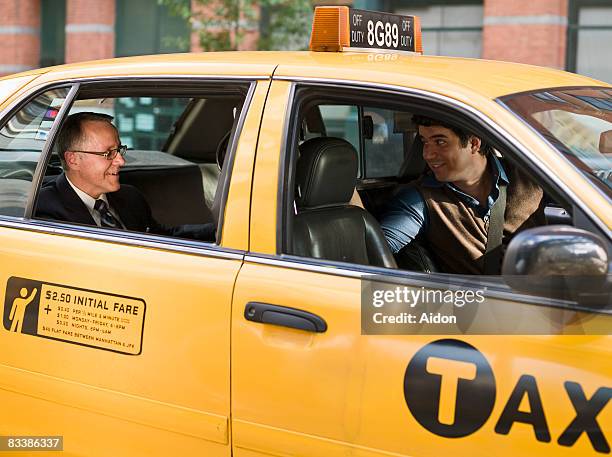 business man talking with taxi driver - taxichauffeur stockfoto's en -beelden