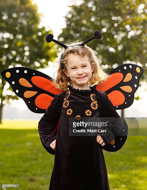 young child in halloween costume - kostümflügel stock-fotos und bilder