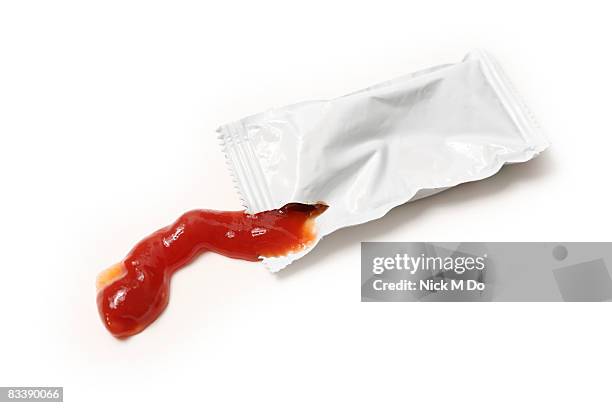 ketchup on white background - sachet stockfoto's en -beelden