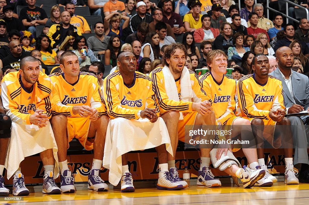 FC Barcelona v Los Angeles Lakers