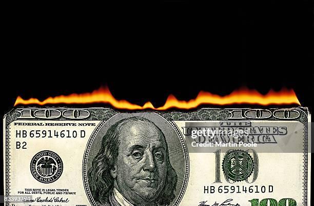 100 dollar bill on fire - geld verheizen stock-fotos und bilder
