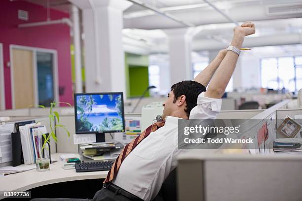 environnement de bureau dans un grand bureau - cubicle photos et images de collection