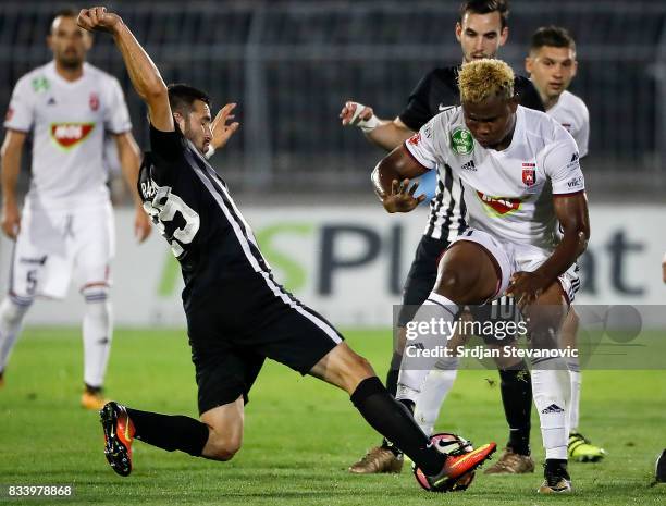 Ezekiel Henty of Videoton in action against Milan Radin of Partizan during the UEFA Europa League Qualifying Play-Offs round first leg match between...