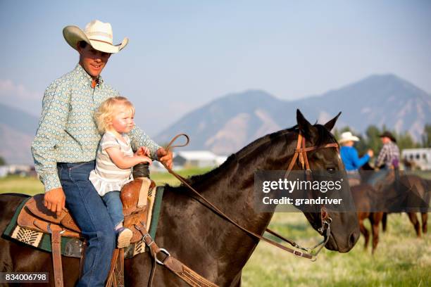 カウボーイの父と 2 歳の女の子 - 2 year old blonde girl father ストックフォトと画像