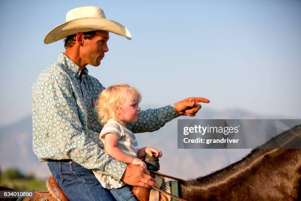 カウボーイの父と 2 歳の女の子 - 2 year old blonde girl father ストックフォトと画像