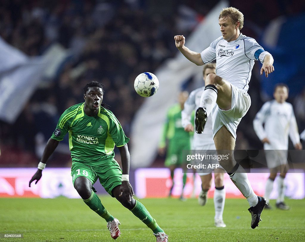 Saint Etienne's Bafetimbi Gomis (L) vies