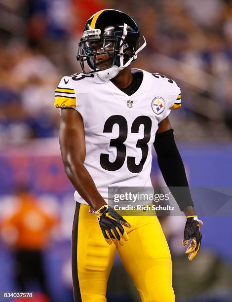 Fitzgerald Toussaint of the Pittsburgh Steelers in action against the New York Giants during an NFL preseason game at MetLife Stadium on August 11,...