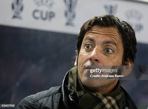 Coach Quique Sanchez Flores of Benfica looks on during the UEFA Cup match between Hertha BSC Berlin and Benfica Lisbon of group B at the Olympic...
