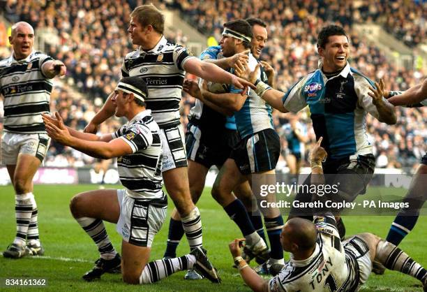 Harlequins players celebrates after Rob Purdham's try during the engage Super League match at the KC Stadium, Hull.