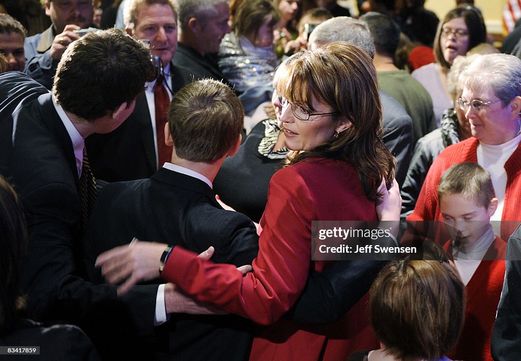 Palin Campaigns In Pittsburgh-Area