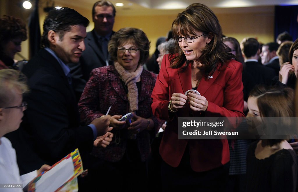 Palin Campaigns In Pittsburgh-Area