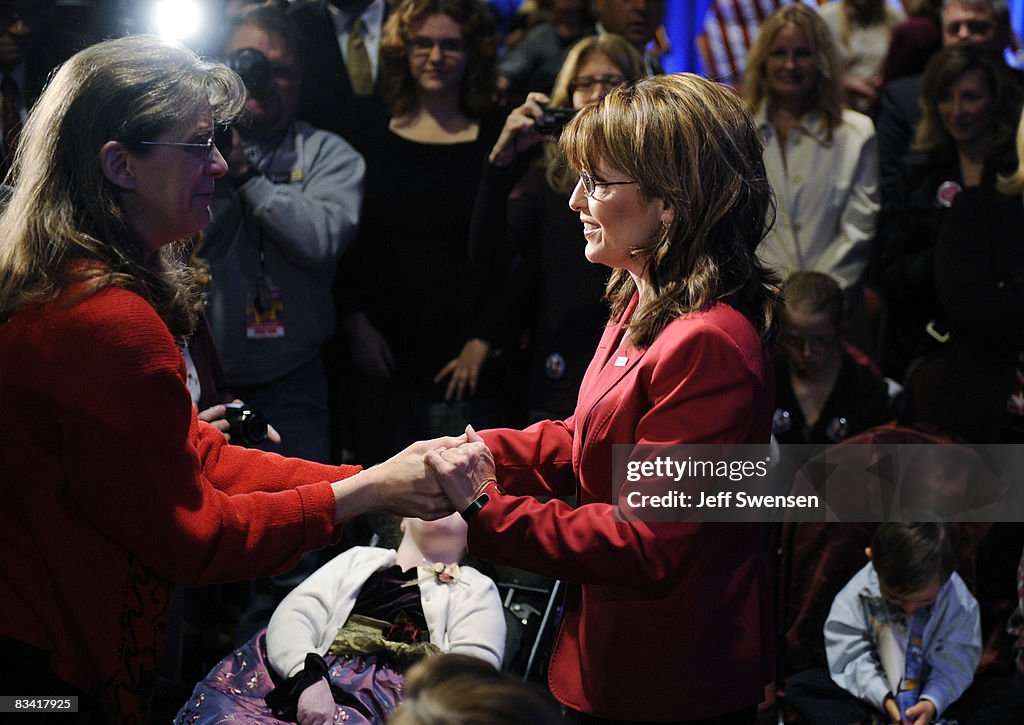 Palin Campaigns In Pittsburgh-Area