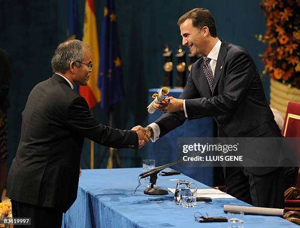 Japans Shuji Nakamura receives the Prince of Asturias Award Laureate for Technical and Scientific Research from Spain's Prince Felipe during a...