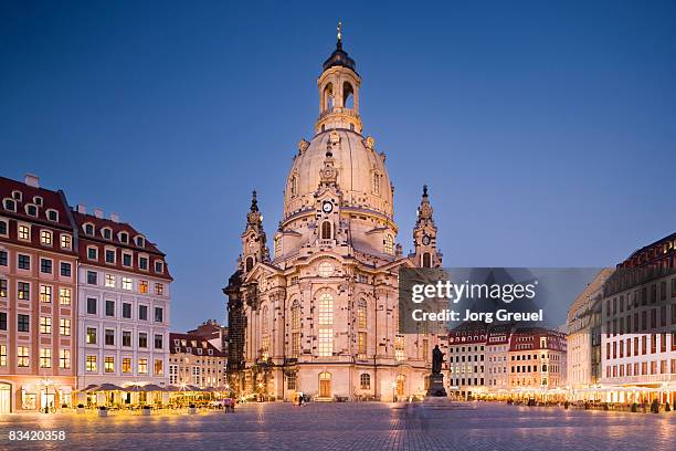 frauenkirche at dusk - dresden photos et images de collection