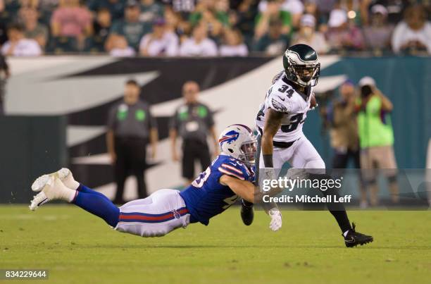 Donnel Pumphrey of the Philadelphia Eagles runs the ball against Tanner Vallejo of the Buffalo Bills in the third quarter of the preseason game at...