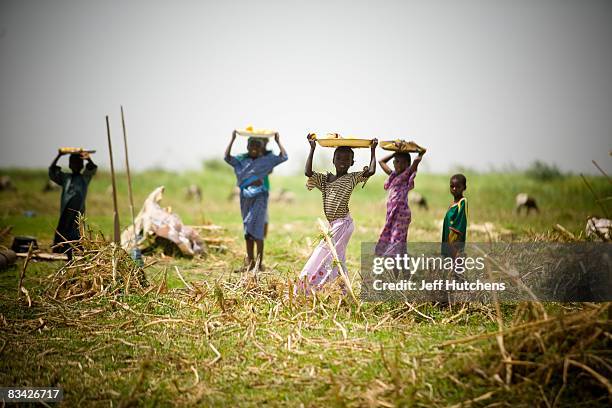 Chilrdren watch boats go by while working the the fields on July 10, 2007 around Lake Chad, Chad.