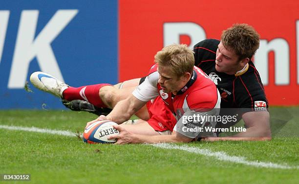 Iain Balshaw of Gloucester scores a try during the EDF Energy Cup match between Gloucester and Newport Gwent Dragons at Kingsholm on October 25, 2008...